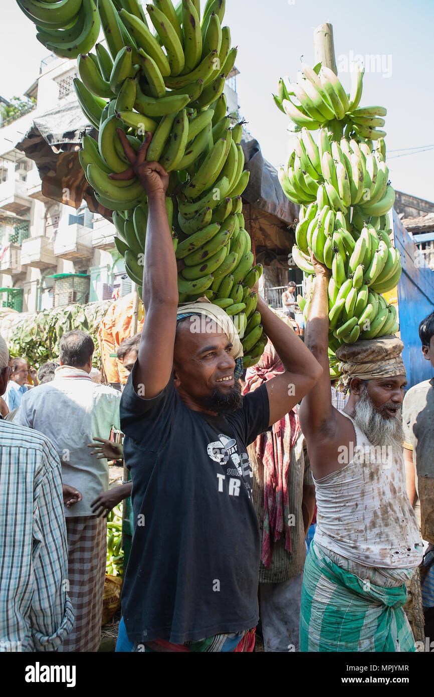 L'Inde, le Bengale occidental, Calcutta, les bananes sont vendues aux enchères dans le marché des grossistes en fruits. Banque D'Images