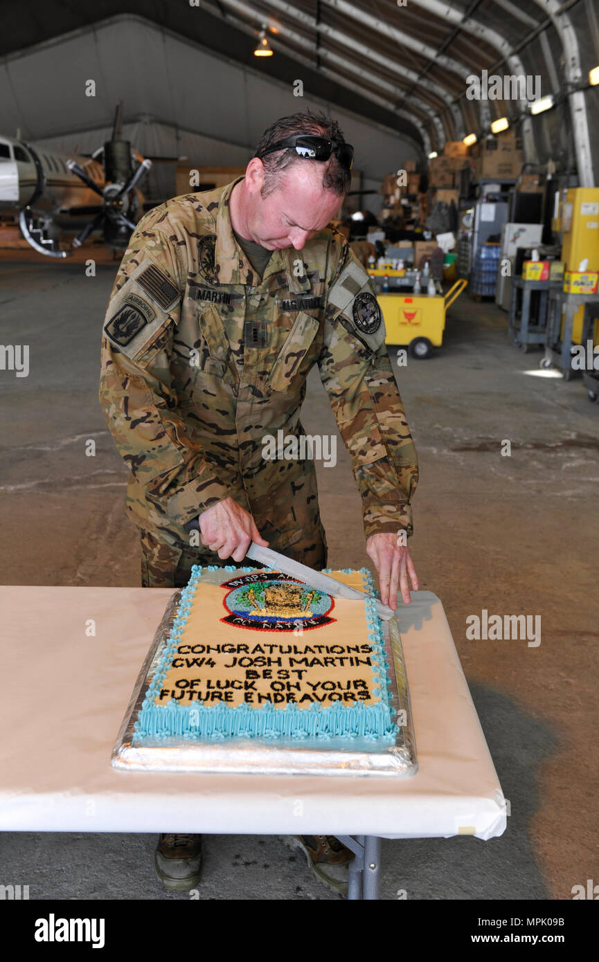 L Aerodrome De Bagram En Afghanistan Mar 17 17 L Adjudant Chef Joshua 4 Wade Martin Coupe Le Cake Celebrant Son Dernier Vol Militaire Martin Prendront Leur Retraite Plus Tard Cet Ete De La