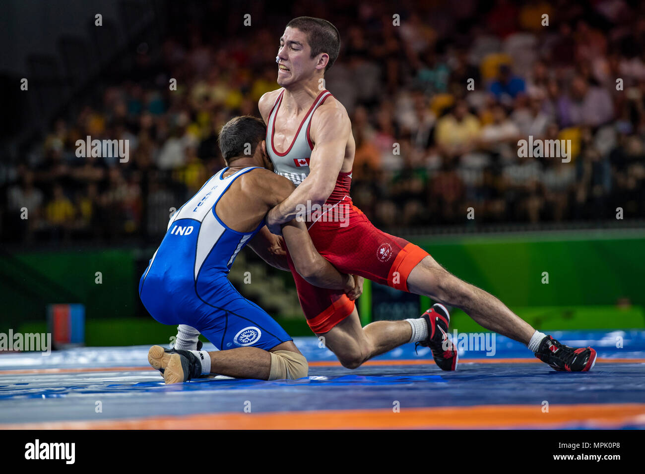 GOLD COAST, AUSTRALIE - 12 avril : Steven Takahashi du Canada v Rahul au courant de l'Inde en compétition chez les hommes 57kg Médaille d'or match Freestyle Banque D'Images