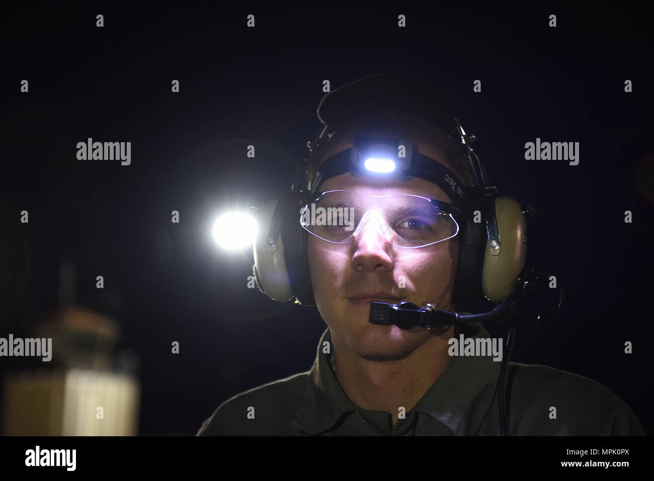 Airman Senior Alexander Arndt, 124e Escadron de maintenance, chef de l'équipe prépare un A-10 Thunderbolt II dans le cadre de prendre congé pendant la nuit à la formation périodique Gowen Field, Boise, Idaho le 20 mars 2017. (U.S. Air National Guard photo par le Sgt. Becky Vanshur/libérés) Banque D'Images