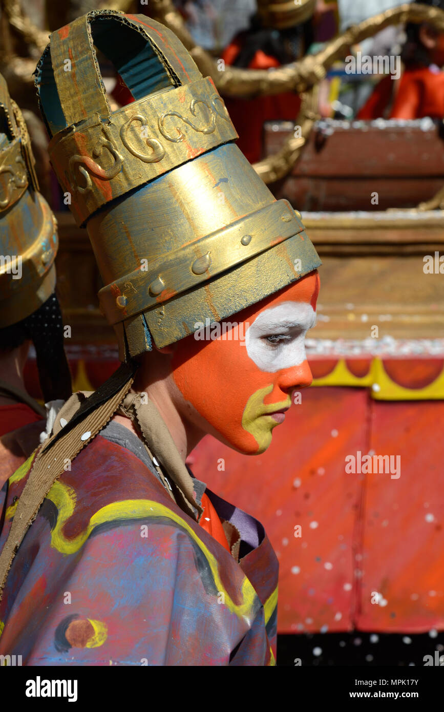 Les festivaliers costumés avec la peinture pour le visage Maquillage carnaval du printemps à l'assemblée annuelle Aix-en-Provence Provence France Banque D'Images