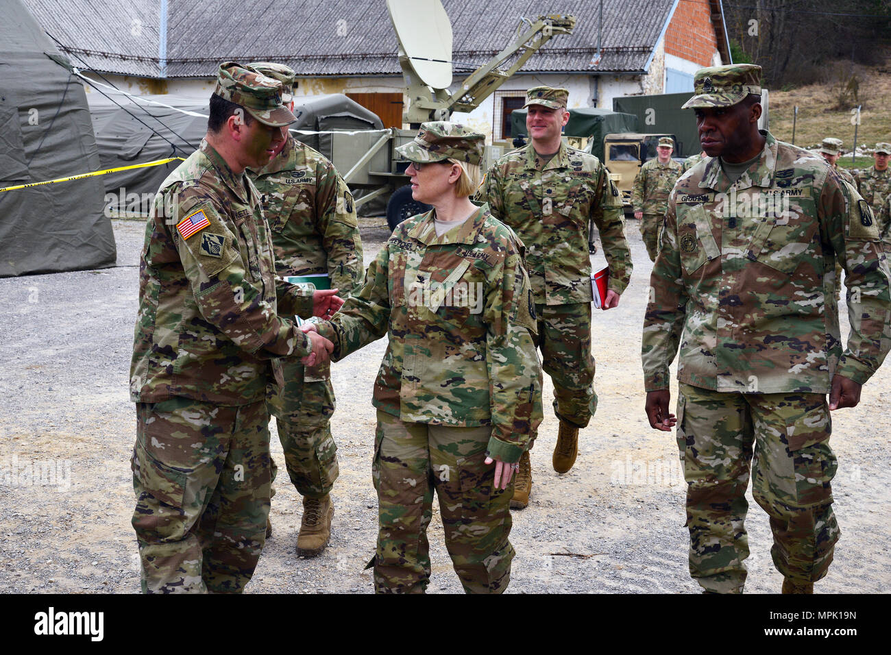 Le lieutenant-colonel Brian Ketz (à gauche), commandant de troupes spéciales 16e Battialion ,16e Brigade de maintien en puissance, se félicite le colonel Michelle M.T. Letcher (centre), commandant de la 16e Brigade, de soutien et de commandement Le Sgt. Le Major Frank M. Graham Jr. (droite), sergent-major de commandement de la 16e Brigade de soutien, dans le cadre d'une visite effectuée au cours de l'effort à la preuve d'avant-garde dans la gamme Pocek Postonja, Slovénie, 21 mars, 2017. Dans le bataillon des unités se sont réunies à partir de quatre bases en Allemagne et l'Italie de procéder à cet événement de formation. La preuve de l'avant-garde de l'exercice est un exercice combiné entre la 16ème Brigade de soutien et th Banque D'Images