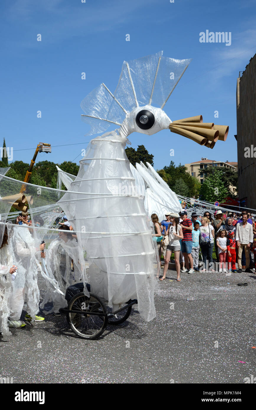 Carnival flottent dans la forme d'un oiseau mythique créature construit sur les roues du landau ancien carnaval du printemps à Aix-en-Provence Provence France Banque D'Images