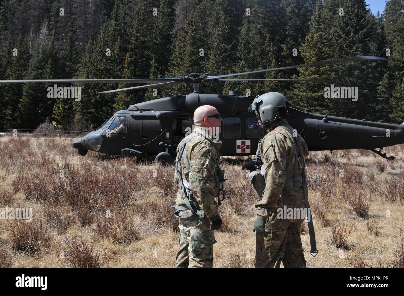 Général commandant la réserve de l'armée américaine, le Lieutenant-général Charles Luckey, accompagne d'aviateurs de la 11e Brigade d'aviation de combat expéditionnaire sur un vol d'entraînement à l'évacuation médicale de routine à Fort Carson, Colorado. (U.S. Des cadets de l'Armée Photo par : Alec Hayes, de la réserve de l'Armée Le Bureau des affaires publiques de la commande de l'Aviation) Banque D'Images