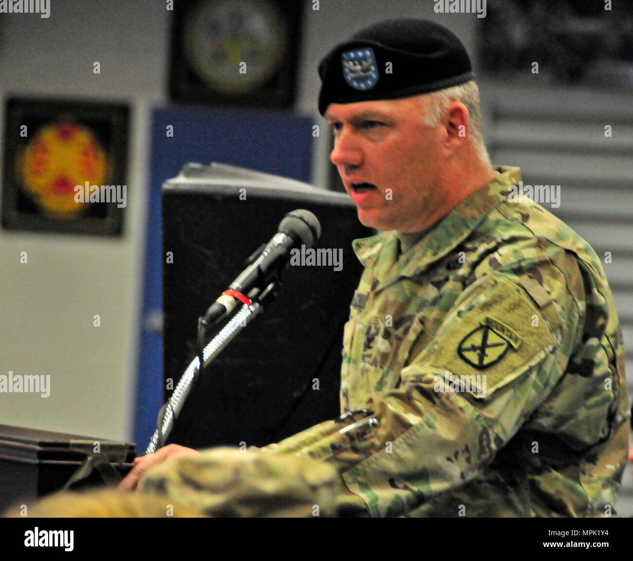 10e Division de Montagne (LI), le colonel commandant la brigade de soutien Shawn Schuldt traite de soldats et membres de la famille de la 548ème Bataillon de soutien au maintien en puissance de combat dans une enveloppe cérémonie à Fort Drum's Magrath Sport Complex le 22 mars 2017. Schuldt a exprimé sa confiance dans le bataillon comme son siège et le siège préparé pour le détachement d'un prochain déploiement au Koweït. (U.S. Photo de l'armée par la CPS. Liane Schmersahl) Banque D'Images