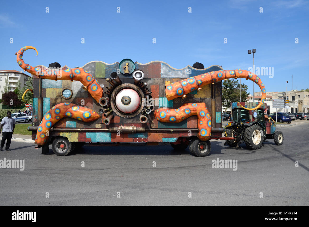 Carnival flottent dans la forme d'une pieuvre ou étrange créature One-Eyed tentaculaires tiré par un tracteur, Aix-en-Provence Provence France Banque D'Images