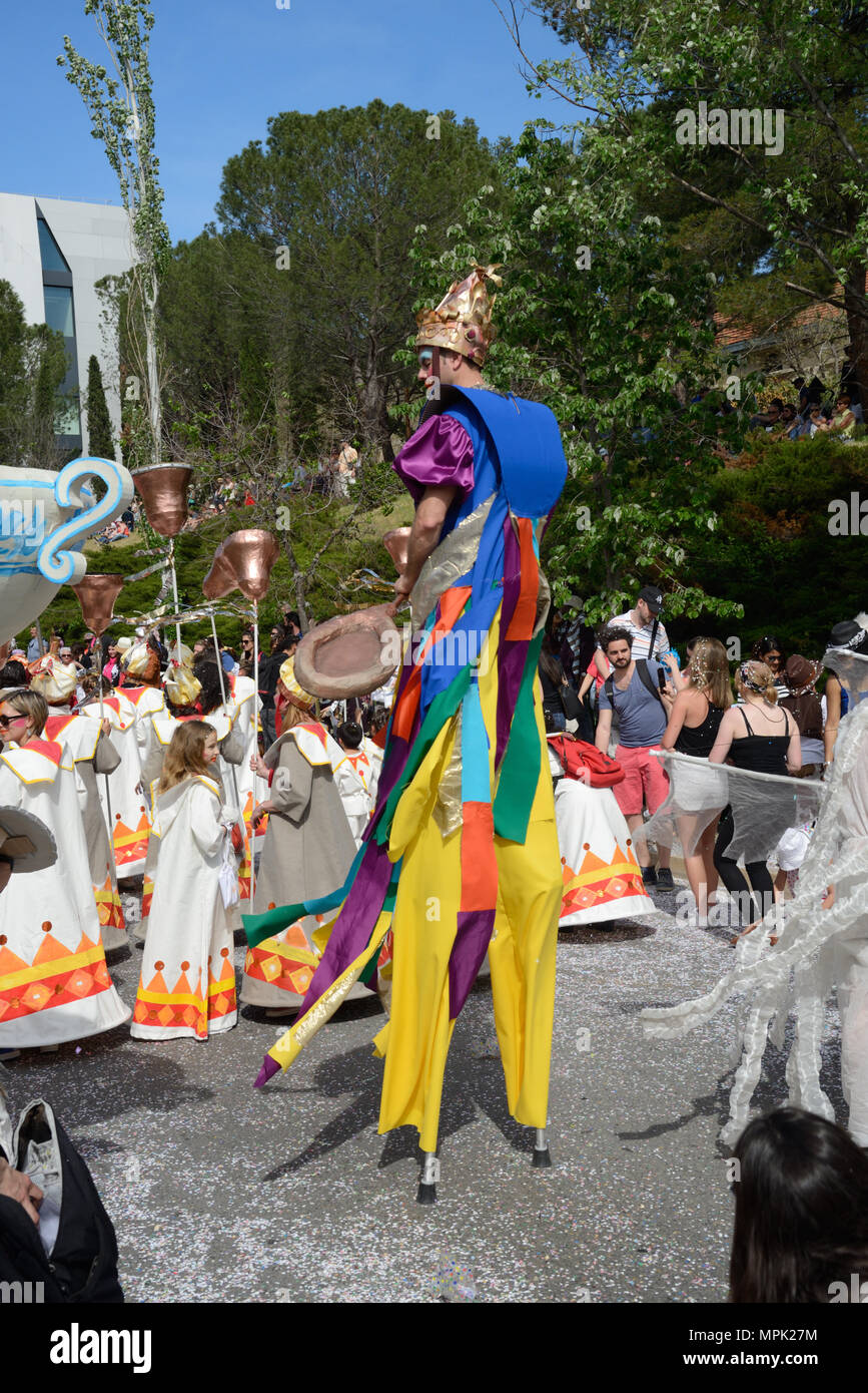 Dans géant ou Costume homme marchant sur pilotis carnaval du printemps à Aix-en-Provence Provence France Banque D'Images