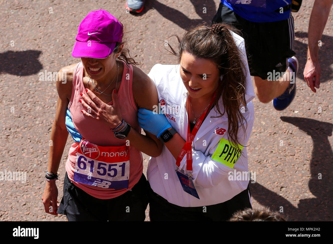 Autour de 40 000 coureurs prennent part à la 38e Marathon de Londres. Les coureurs élites suivie par des milliers d'athlètes du club, fun, glissières de collecte de fonds d'organismes de bienfaisance, des célébrités, des politiciens et de fantaisie-dress costume cornéennes exécuter le 26,2 km de Greenwich de course au centre commercial. Avec : Atmosphère, voir Où : London, Royaume-Uni Quand : 22 Avr 2018 Crédit : Dinendra Haria/WENN Banque D'Images