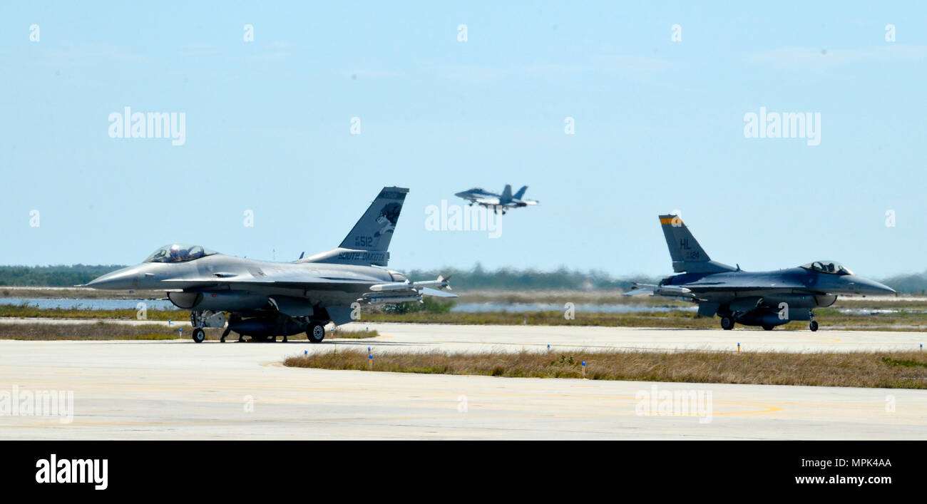 175e Escadron de chasse F-16 un taxi après l'atterrissage lors d'une mission de formation le 16 mars 2017, la base aéronavale de Key West, FL. Le but du déploiement était de former avec la Marine américaine et canadienne. Cette formation est le point culminant du 175e escadron de combat air-air à la formation. (U.S. Photo de la Garde nationale aérienne par le Maj Travis Schuring/libérés) Banque D'Images