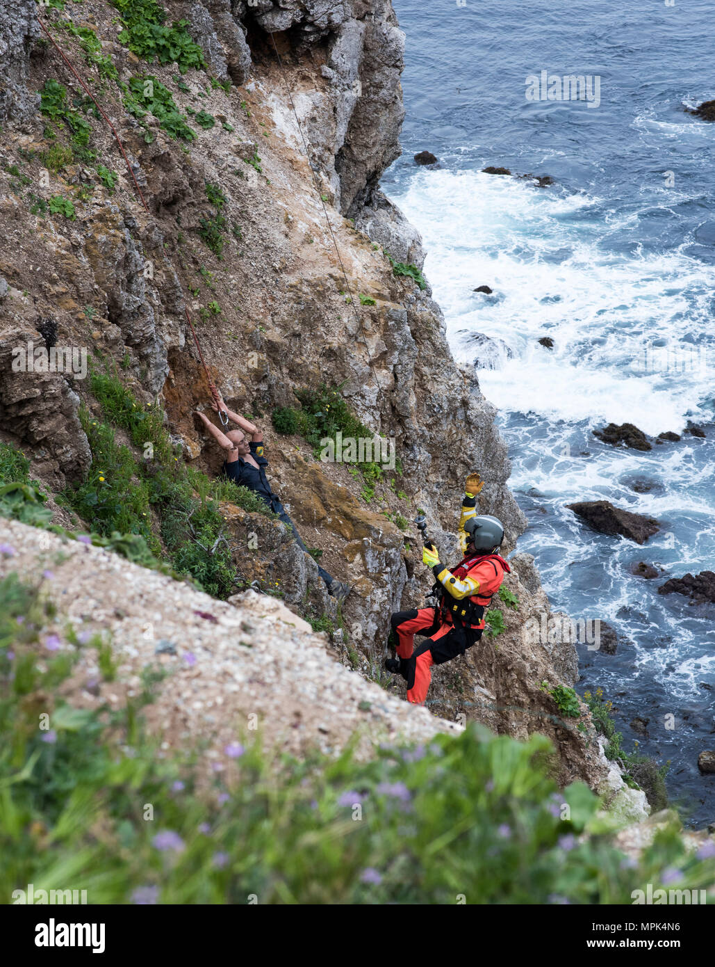 Les membres de la base d'opérations avancée de la Garde côtière canadienne Point Mugu et Los Angeles County Fire Department effectuer de la formation de sauvetage en falaise au point Vicente Lighthouse 21 mars 2017. (U.S. Photo de la Garde côtière canadienne par le maître de 3e classe Andrea Anderson/libérés) Banque D'Images