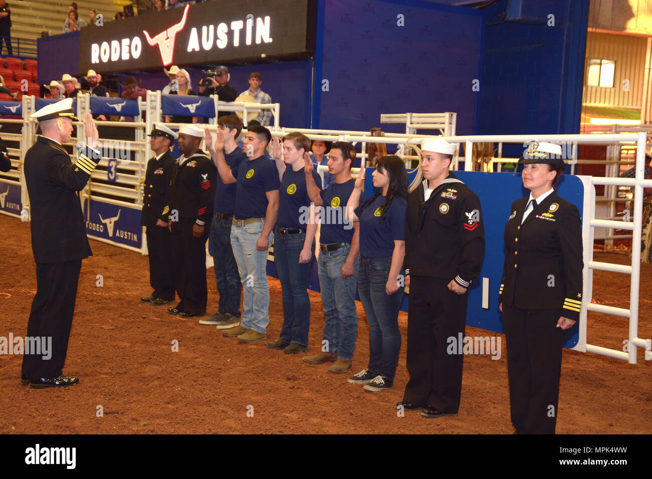 AUSTIN - (mars. 22, 2017), natif d'Austin Le Capitaine Cassidy Norman, de la direction, le USS HARRY S. TRUMAN (CVN 75), fait prêter le serment d'engagement aux cinq marins pendant la Rodeo Austin et Stock Show durant la Semaine de la Marine Austin. Participant à la cérémonie étaient le Cmdr. Karen Muntean, commandant du district de recrutement pour la Marine San Antonio, machiniste 4400 2e classe Juan Rodriguez de recrutement pour la Marine gare San Marcos, chef-électricien nucléaire (sous-marins) Ron. Arroyo, USS TEXAS (SSN 775), et Technicien Sonar (sous-marins) 1re classe Paul McCullough de l'USS Missouri. Texas' c Banque D'Images