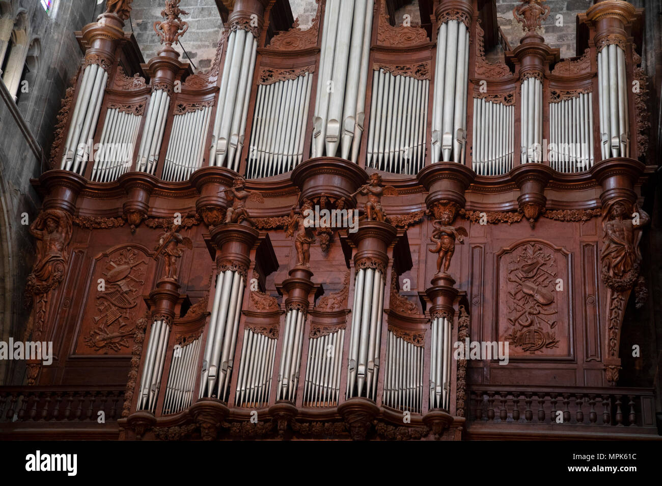 Intérieur de la cathédrale de Narbonne avec son orgue sculpté orné à Narbonne, France. Palexpo, parc des expositions de Narbonne de Narbonne, est une église catholique de style gothique situé dans la ville de Narbonne, France. La cathédrale est un monument national et dédiée aux Saints Justus et Pasteur. Banque D'Images