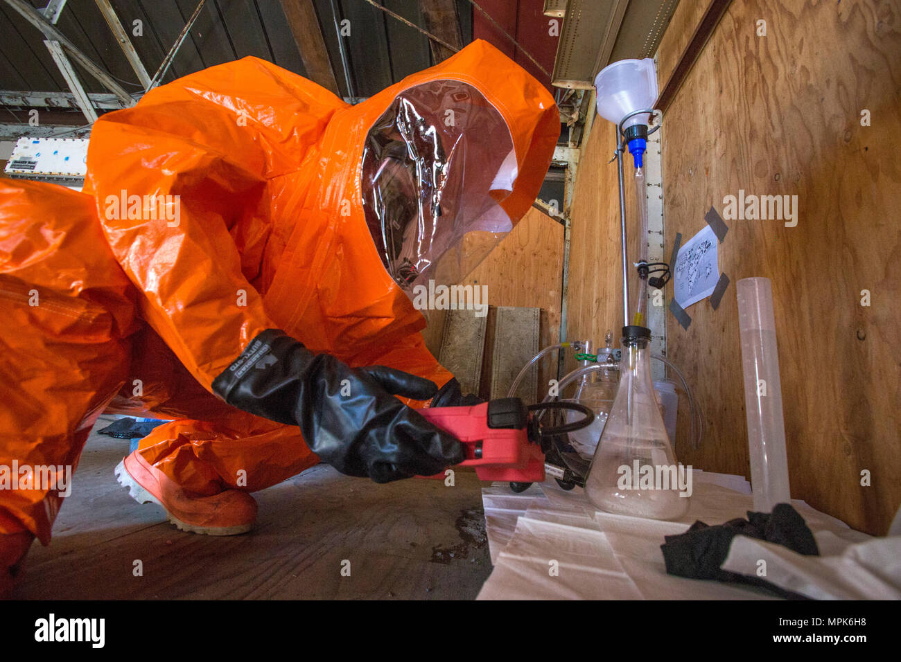 Membre de l'équipe de grève Le Sgt. Joe Bercovic avec le New Jersey 21 de la Garde nationale d'armes de Destruction-Civil Support Team, utilise un analyseur d'identification chimique de poche pour identifier des produits chimiques liquides pendant un exercice avec le service d'incendie de Picatinny Arsenal au New Jersey la défense de la patrie (Homeland Security Center à Picatinny Arsenal, N.J., 23 mars 2017. Le 21e ADM-CST est un groupe mixte composé de soldats de la Garde nationale du New Jersey et les aviateurs dont la mission est d'aider les autorités civiles en identifiant les substances chimiques, biologiques, radiologiques et nucléaires dans Banque D'Images