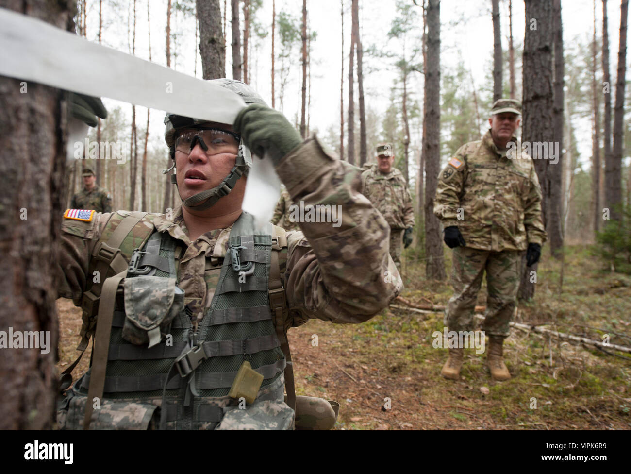 GRAFENWOEHR, Allemagne - visiteurs distingués de la Bundeswehr soutien médical opérationnel et Commandement Le commandement de théâtre 21e observe une démonstration militaire au cours d'une Europe de l'Armée américaine sur le terrain de l'évaluation d'experts médicaux d'un insigne à Grafenwoehr, Allemagne le 24 mars 2017. Environ 215 candidats de l'armée américaine et européenne de dix pays partenaires ont participé à l'évaluation semestrielle dans l'espoir d'atteindre l'armée américaine convoitée EFMB. (U.S. Air Force photo par TSgt Brian Kimball) Banque D'Images