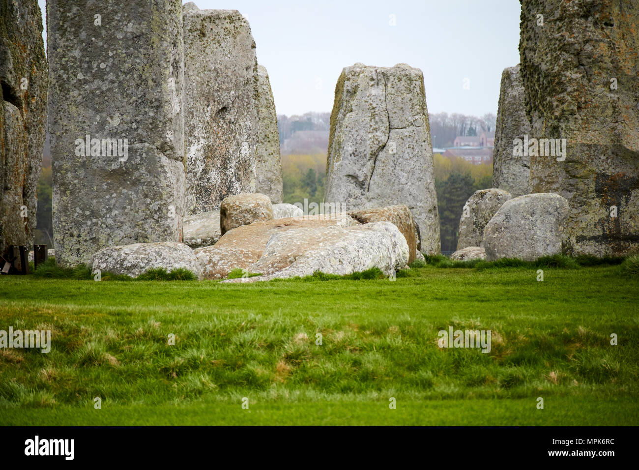 Pierres effondrée avec pierres autel centre bluestones et pierres sarsen caméra close up stonehenge wiltshire england uk Banque D'Images