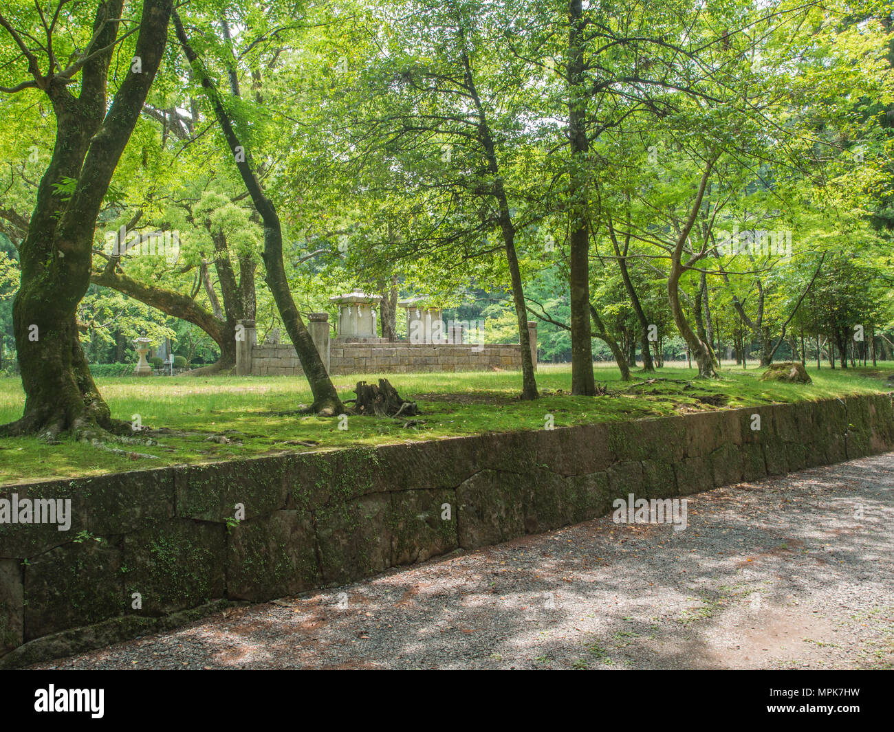 Petit sanctuaire de pierre et de pierre plate-forme de base à Oyunohara emplacement d'origine de Kumano Hongu Taisha, patrimoine mondial de l'culte, Wakayama, Japon Banque D'Images
