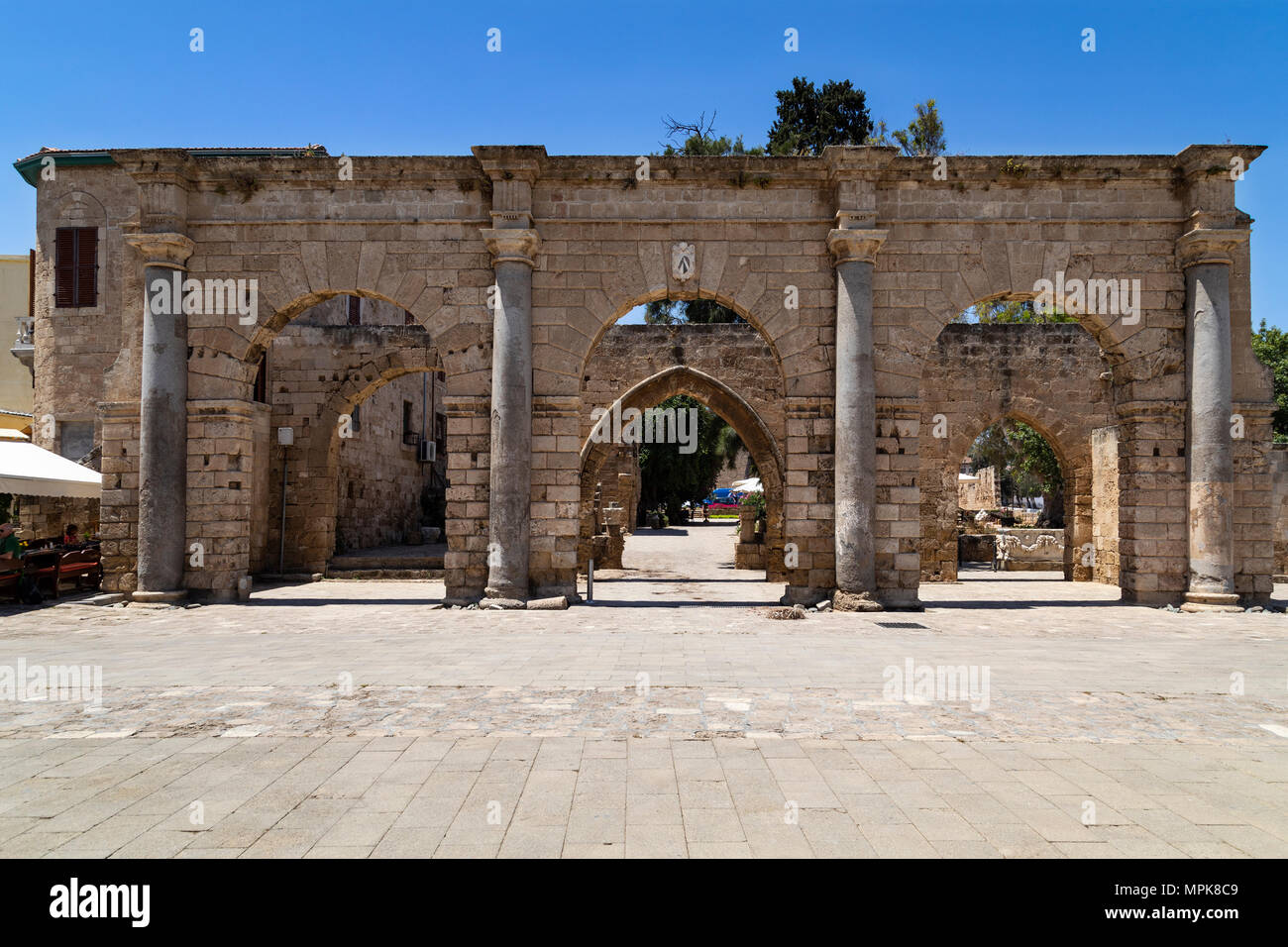 Passerelle historique dans Kemalin Namik Place de la ville de Famagouste dans la République turque de Chypre du Nord (RTCN). Banque D'Images