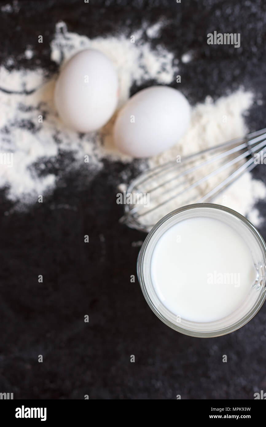 Ingrédients pour un gâteau sur une pierre naturelle noire Banque D'Images