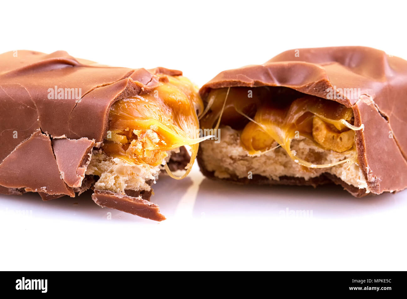 Barre de chocolat au caramel isolated on white Banque D'Images