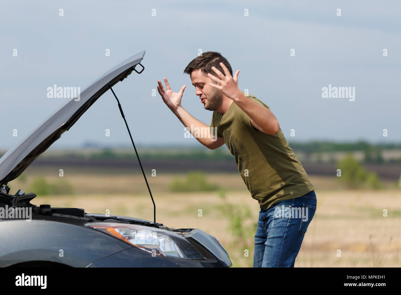 Comment Ouvrir Le Capot D Une Mini Photo d'homme frustré suivant pour ouvrir le capot avec voiture cassée  Photo Stock - Alamy