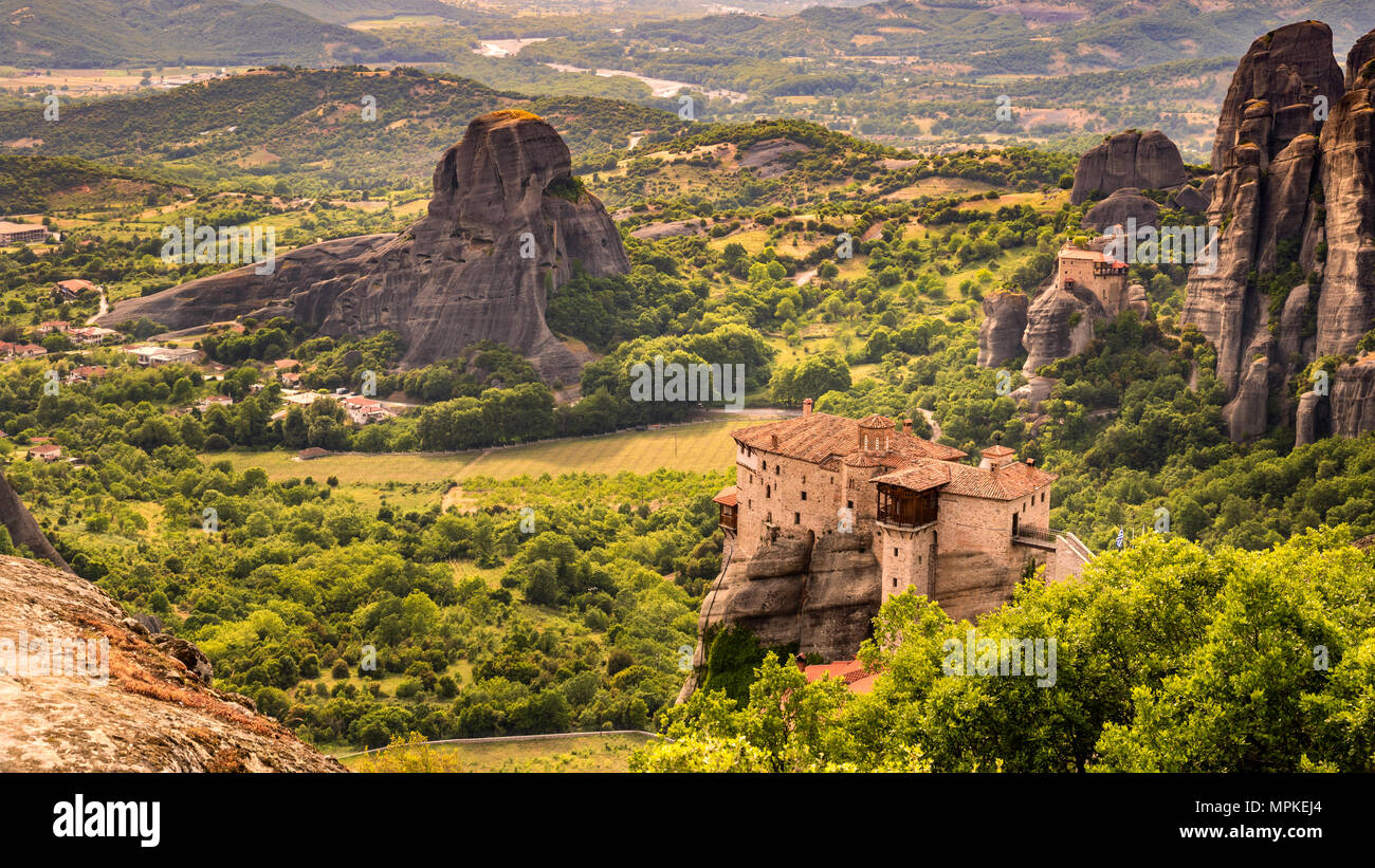 Paysage panoramique vue sur les météores rock mountain formations dans les montagnes Pindos, Grèce. Banque D'Images