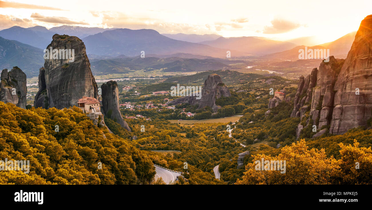 Paysage panoramique vue sur les météores rock mountain formations dans les montagnes Pindos, Grèce, au coucher du soleil. Banque D'Images