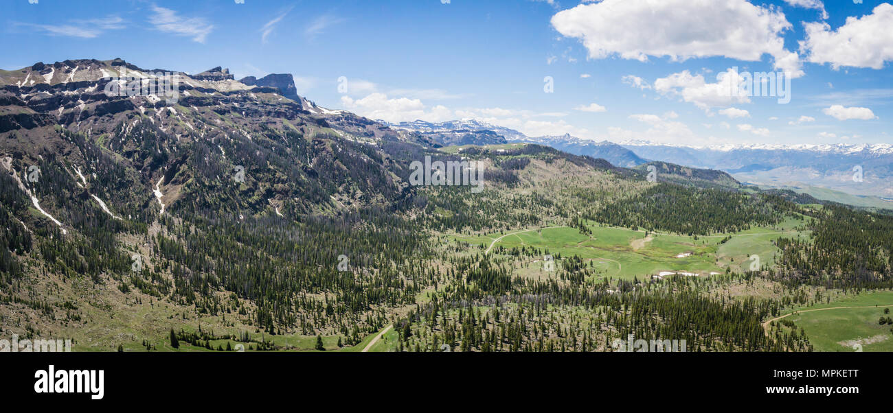 Vaste étendue de vertes collines et montagnes dans le coin nord-ouest du Wyoming aux États-Unis. Banque D'Images