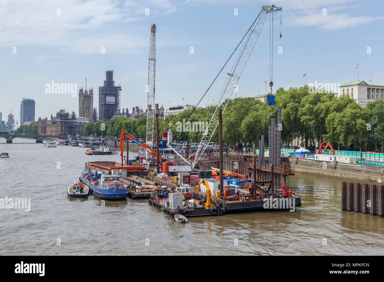 Tideway Thames Tunnel fonctionne sur estran Victoria Embankment, London SW1, sur la Tamise à Westminster vers Banque D'Images