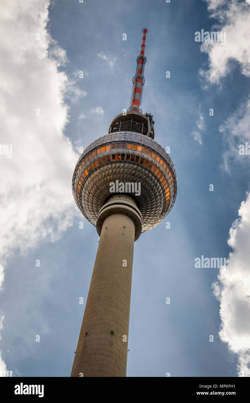 Tour de télévision de Berlin vu de l'Alexanderplatz Banque D'Images