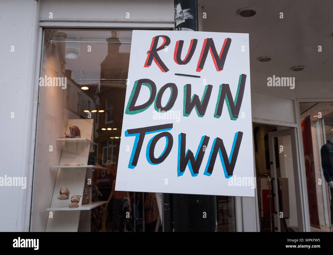 Une affiche qui dit 'Run Down Town' utilisé dans le cadre de l'Midsteeple Trimestre bénéfice communautaire Lancement en Dumfries au 7e avril 2018. Banque D'Images
