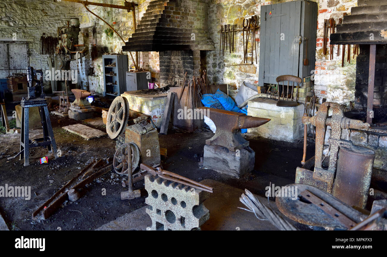 Les forgerons traditionnels dans l'atelier : Big Pit National Coal Museum, South Wales Valleys, Blaenavon, UK Banque D'Images