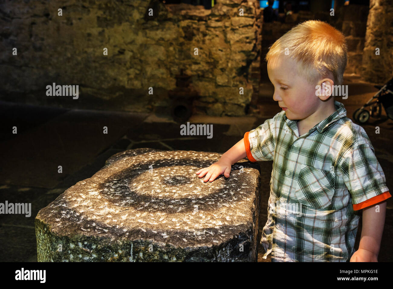 Montréal Canada,province de Québec,Pointe a Calliere,Musée d'archéologie et d'histoire,ville sous terre, garçon garçons lad lads mâle enfant enfants enfant chi Banque D'Images