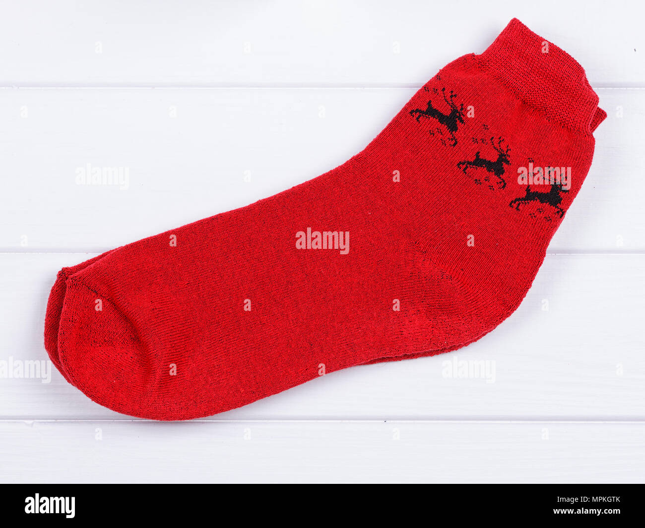 Chaussettes rouge de Noël sur un fond de bois blanc Banque D'Images