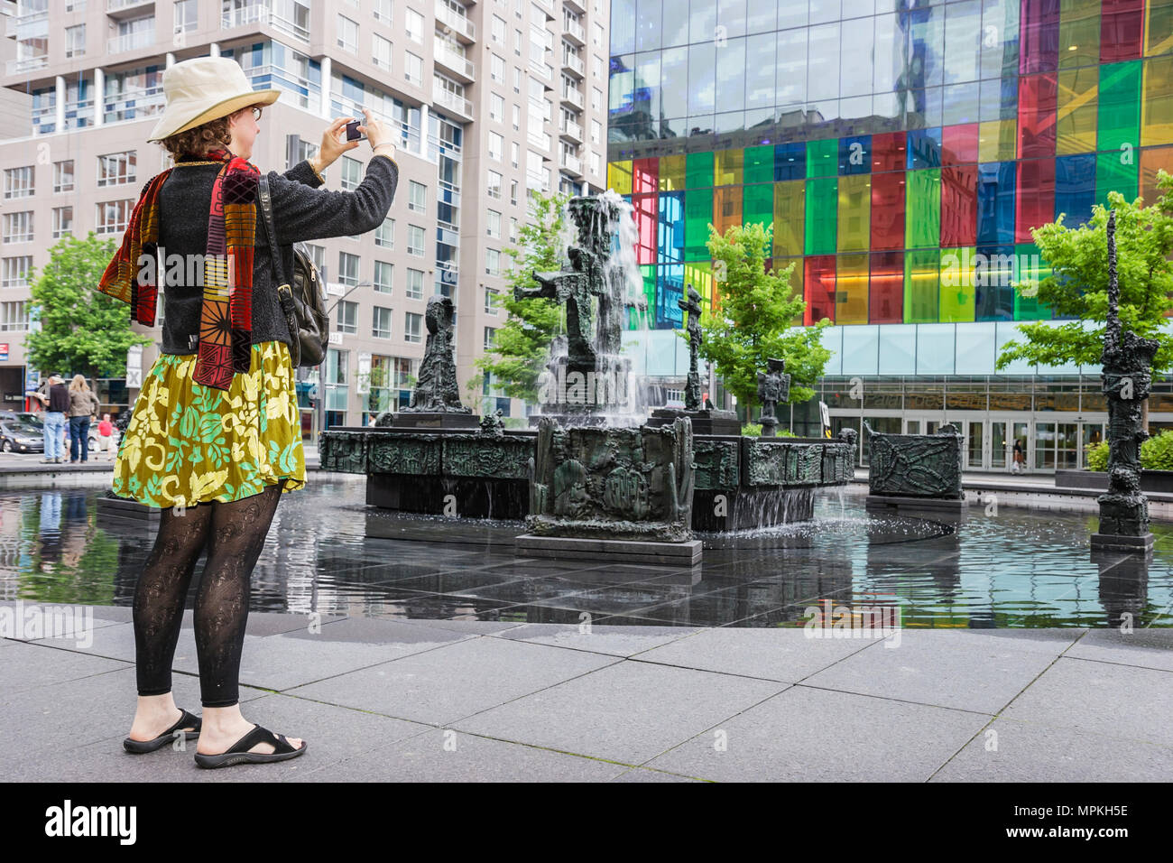 Montréal Canada,province de Québec,Palais de Congrès,Centre des congrès,place Jean Paul Riopelle,parc,adultes femme femme femme femme,appareil photo,numérique Banque D'Images