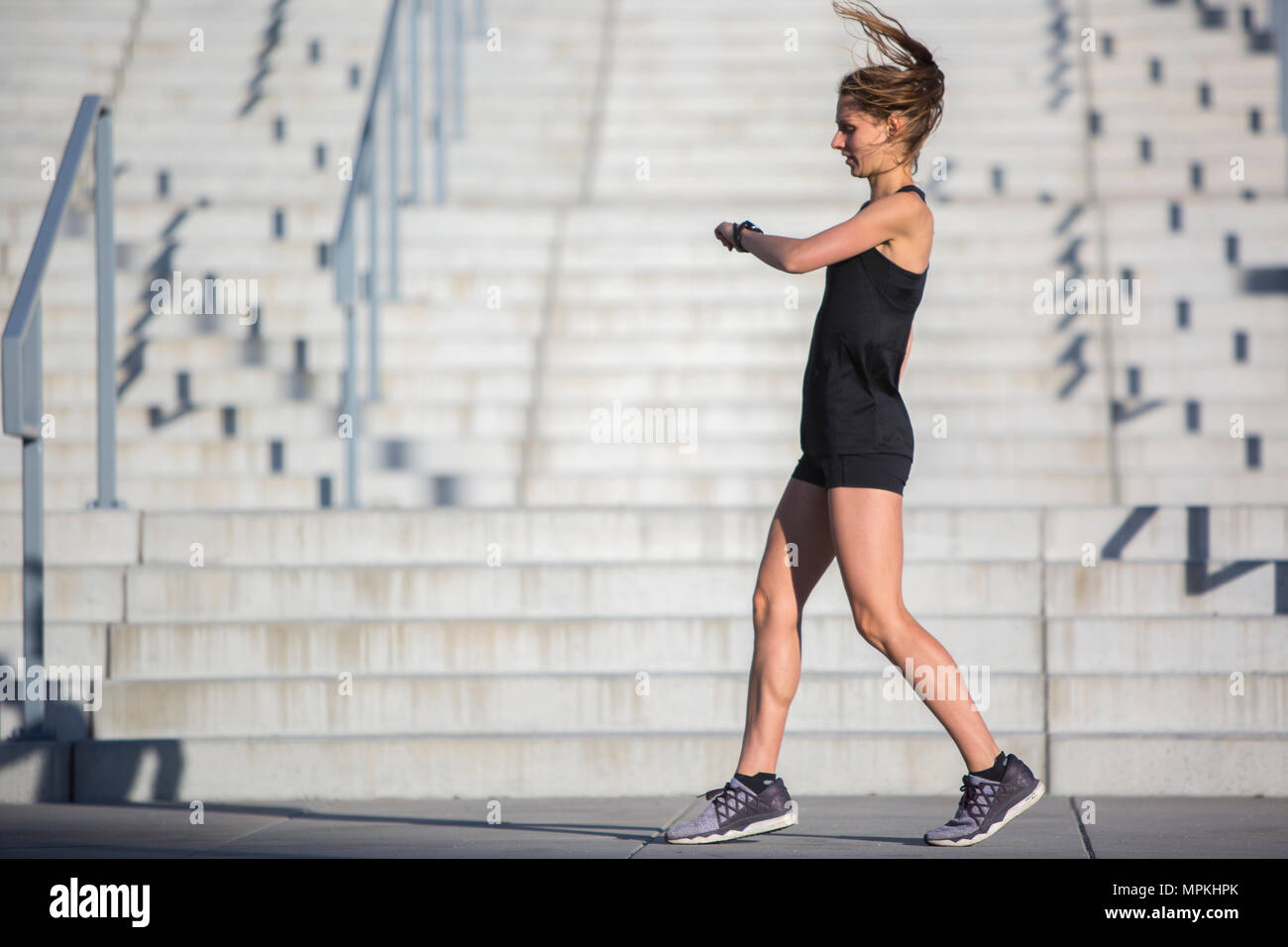 Contrôle de temps sur Urban Runner smartwatch Banque D'Images