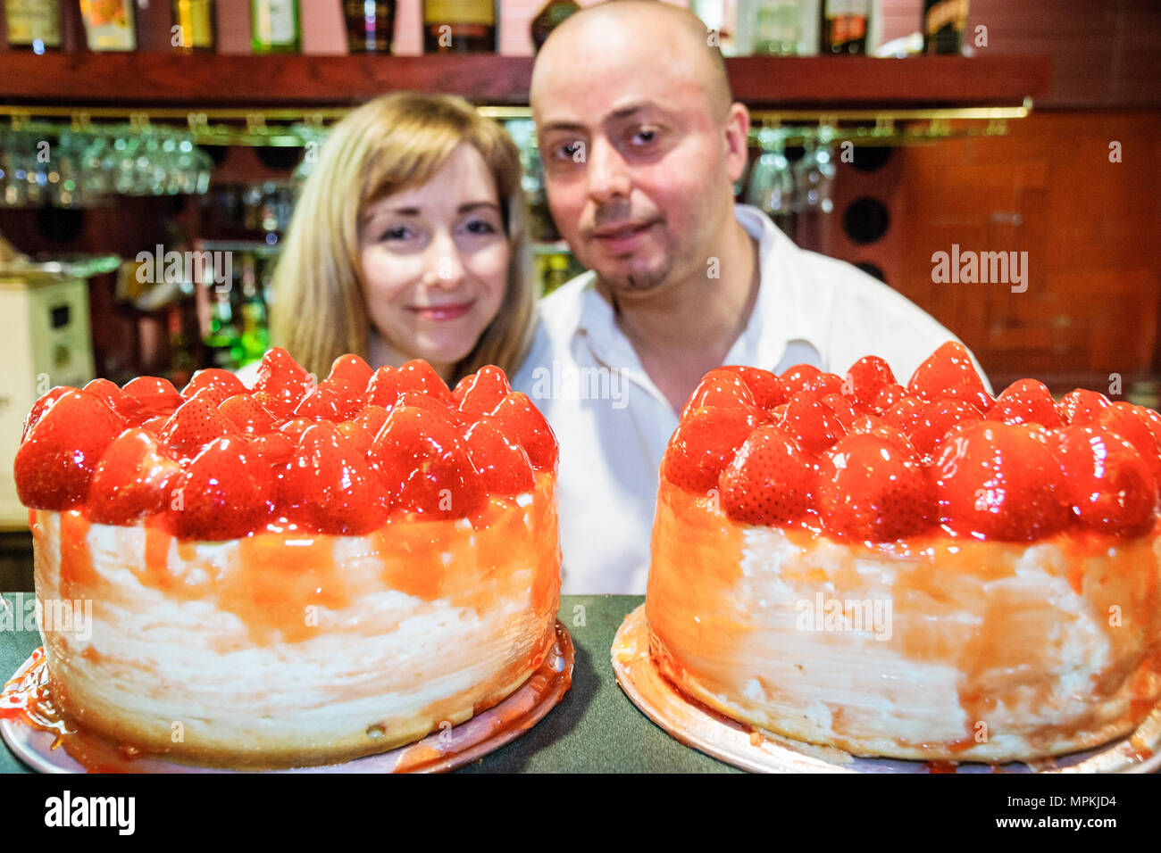 Montréal Canada,province de Québec,rue Sainte Catherine Ouest,Restaurant Reuben's Delicatessen,gâteau aux fraises,couple,adulte,adultes,propriétaires,Canada070706113 Banque D'Images