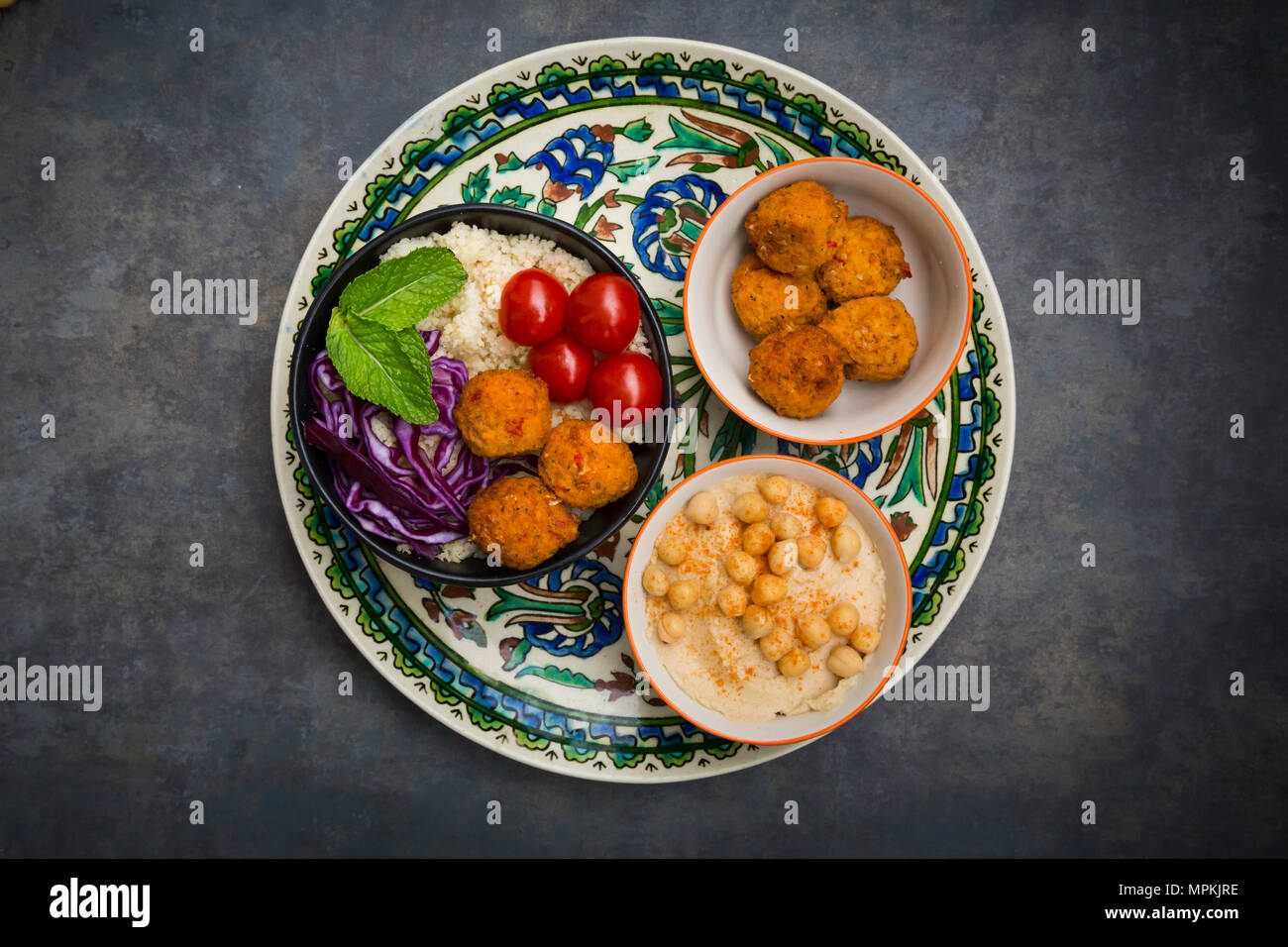 Couscous sweet potato falafel bol avec du chou rouge, tomate, menthe et l'hoummos Banque D'Images