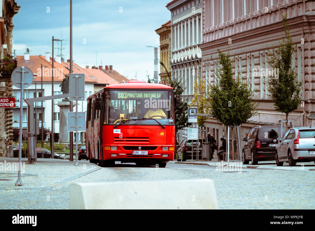 Red bus des transports publics en République tchèque (Tchéquie) avec chauffeur et passagers Banque D'Images