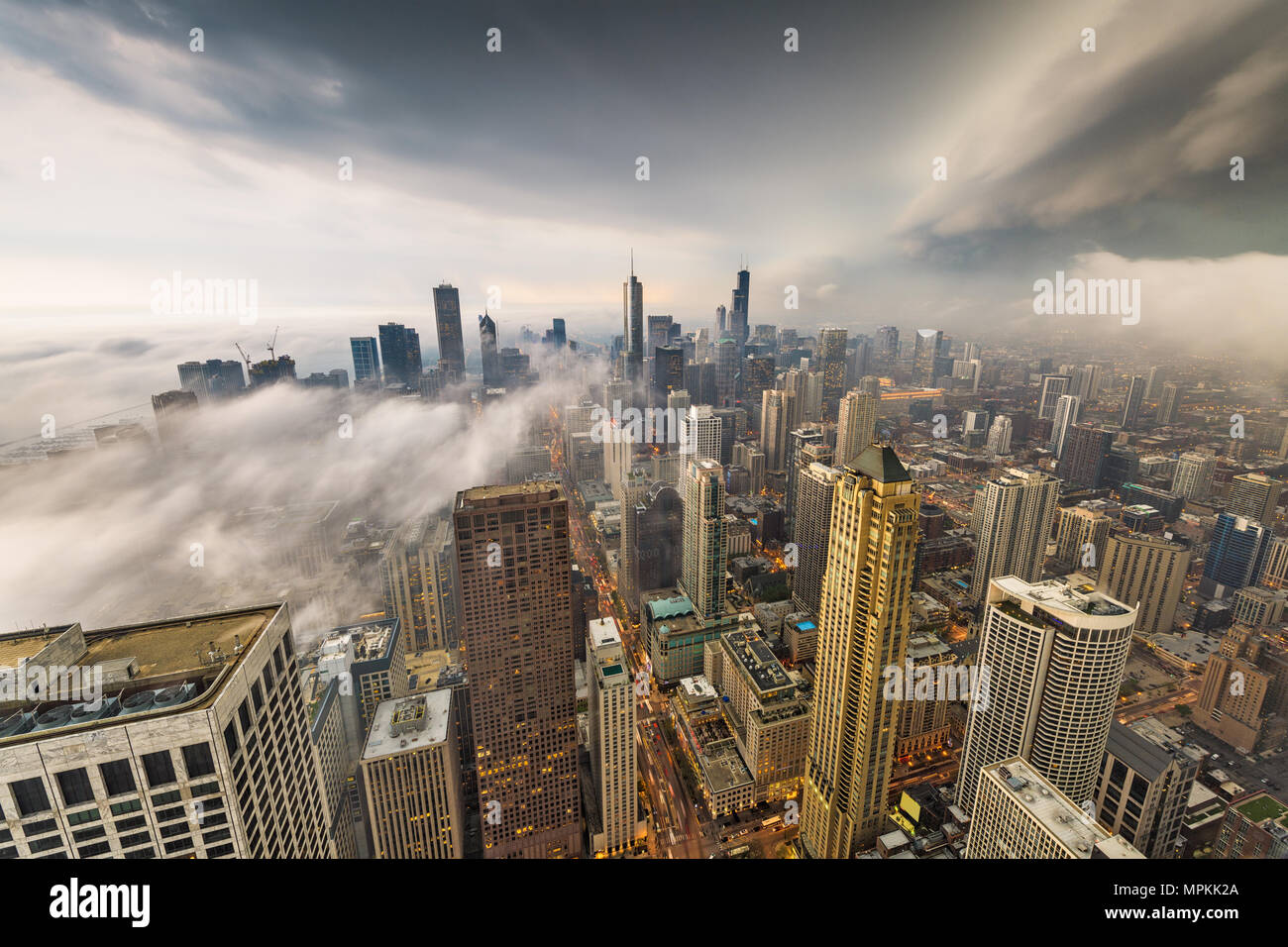 Chicago, Illinois, USA skyline de dessus avec les nuages et le brouillard. Banque D'Images