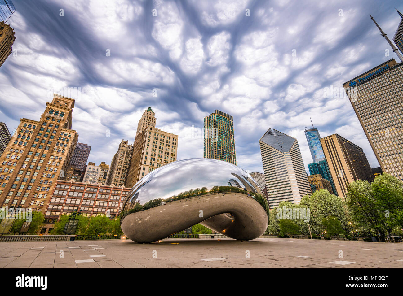CHICAGO - ILLINOIS : 9 mai 2018 : Cloud Gate dans le Parc Du Millénaire sous un ciel orageux. Banque D'Images