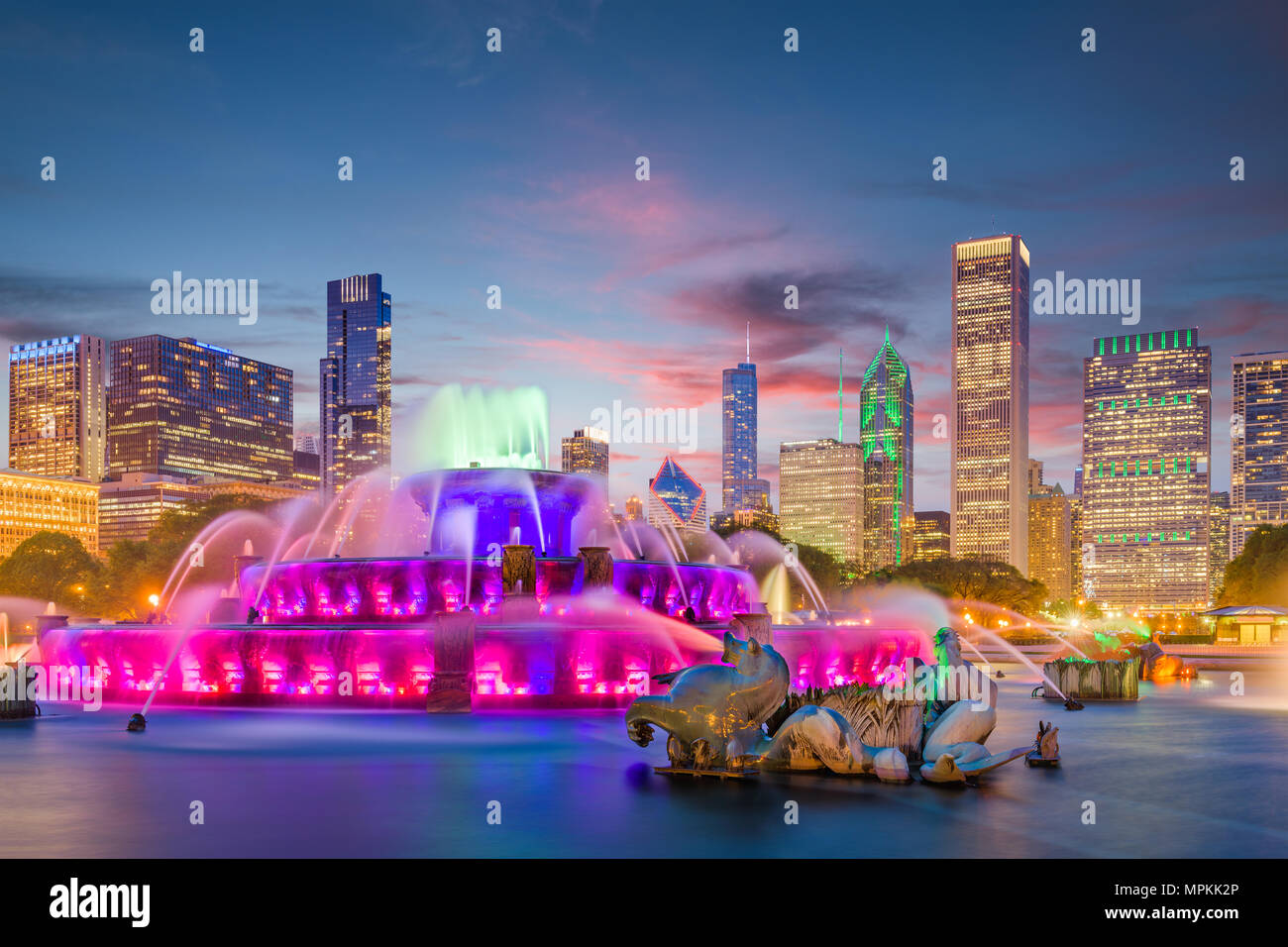 Chicago, Illinois, USA skyline à partir de la fontaine de Buckingham au crépuscule. Banque D'Images
