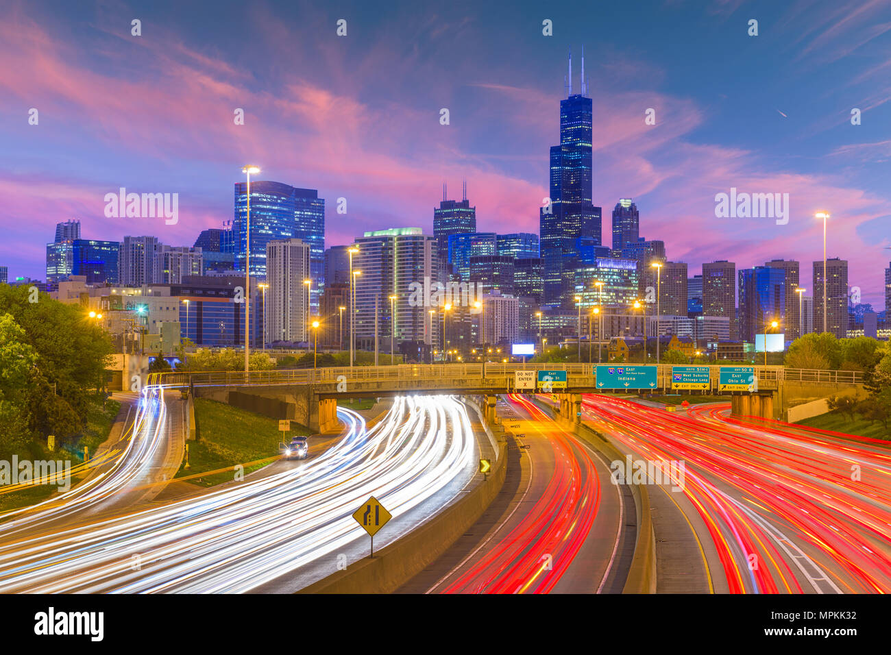 Chicago, Illinois, USA sur le centre-ville sur la voirie au crépuscule. Banque D'Images
