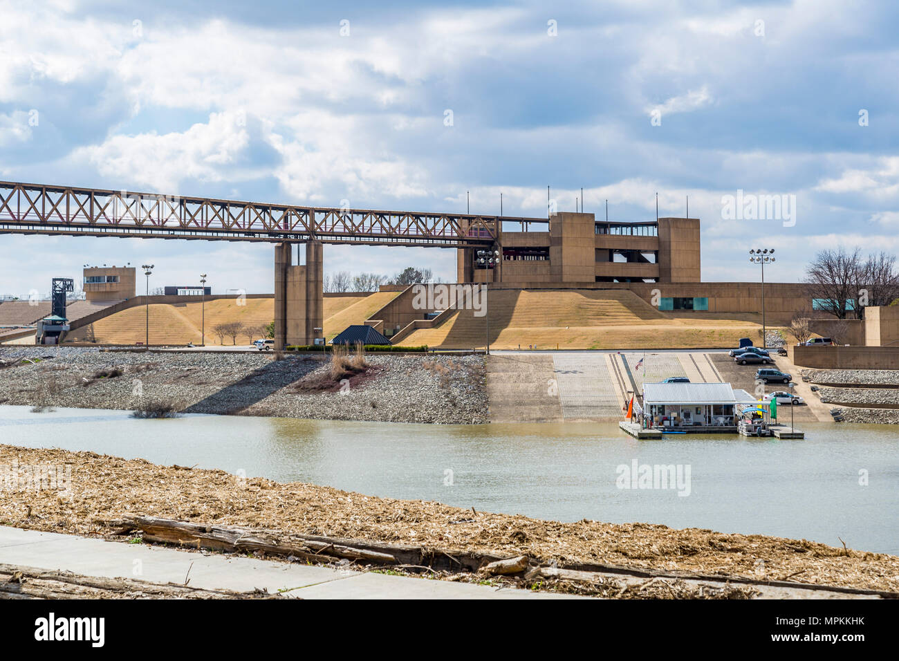 Parc de Mud Island depuis Bass Pro Drive en traversant le port de Wolf River Banque D'Images