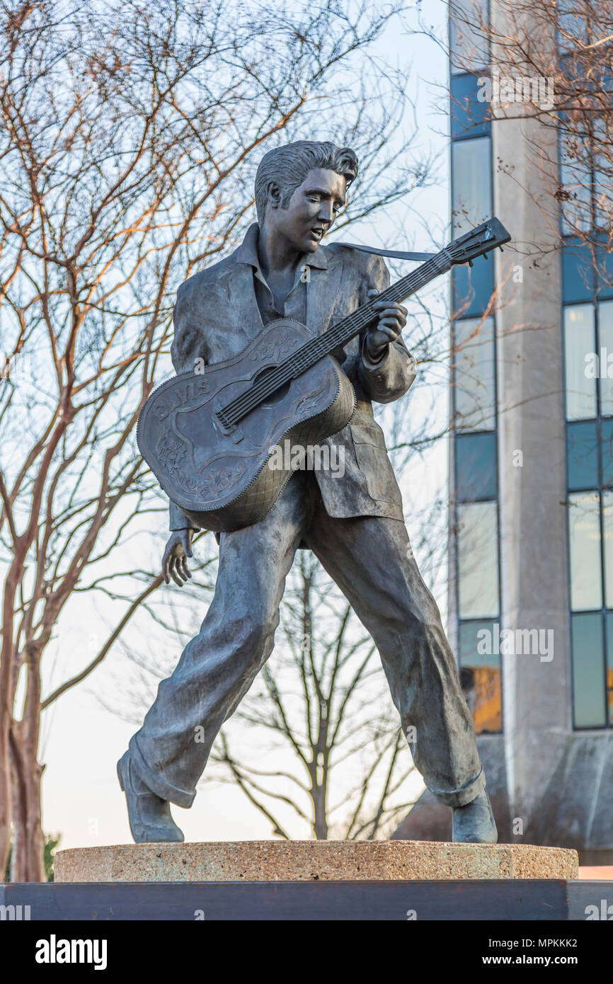 Statue d'Elvis Presley à l'Elvis Presley Plaza à Memphis, Tennessee, États-Unis Banque D'Images