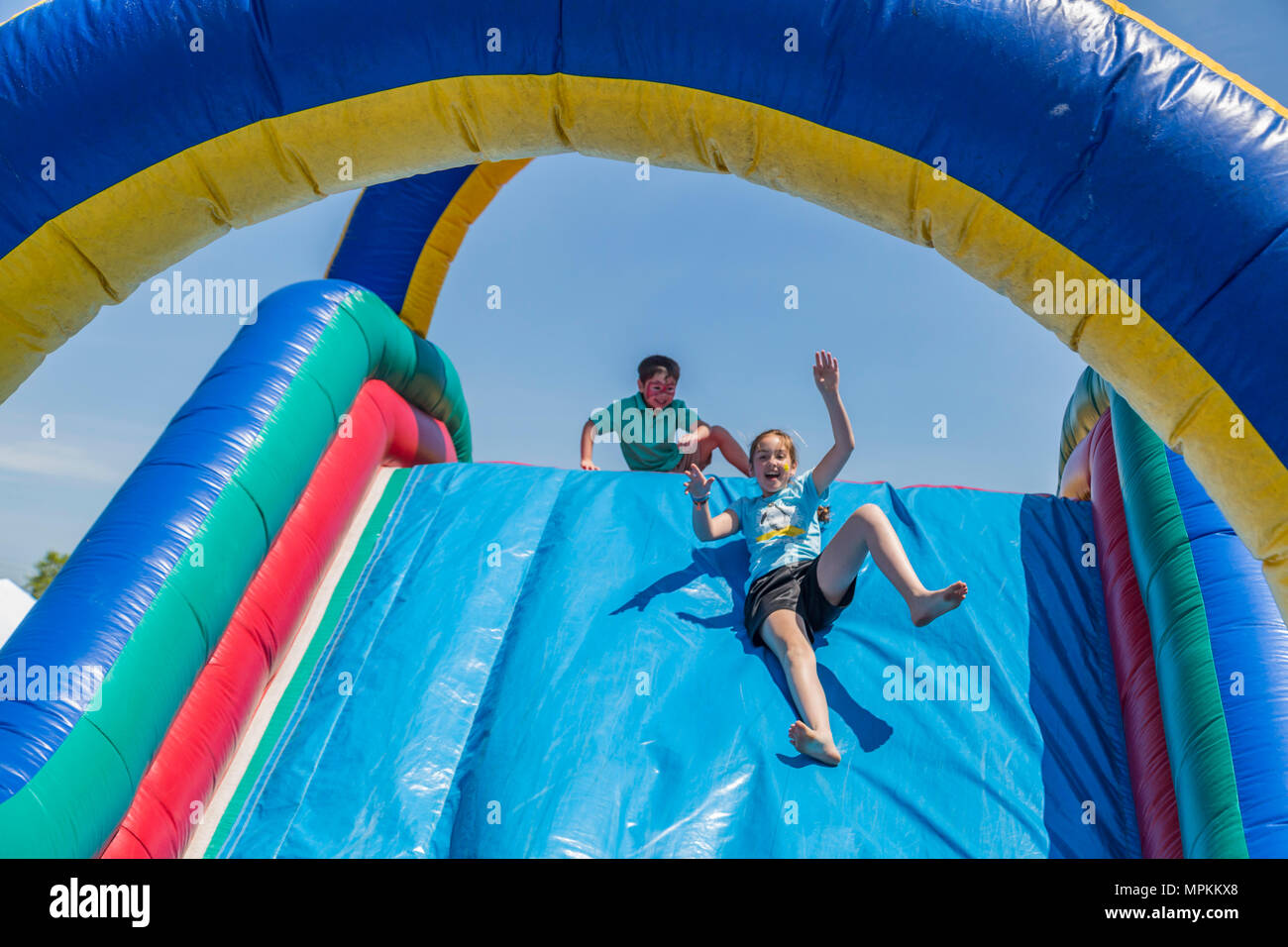 Les enfants jouent sur un toboggan gonflable lors d'une journée de détente en famille à l'église de Crosspoint à Gulfport, Mississippi Banque D'Images