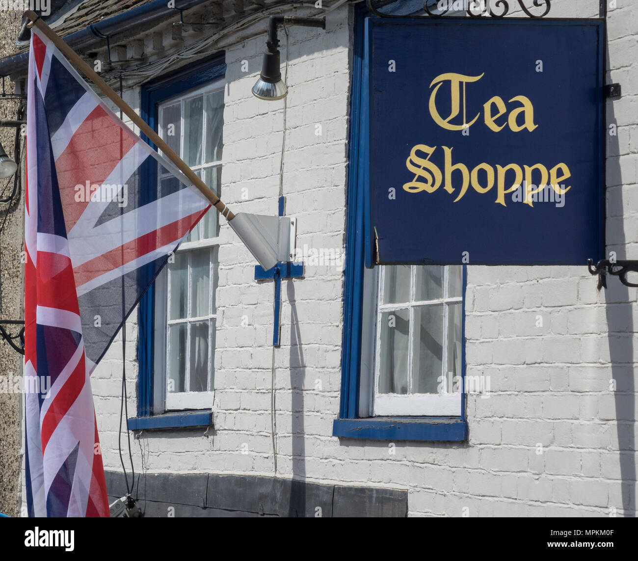 L'Angleterre, Berkshire, Hungerford, plateau Shoppe & Drapeau Banque D'Images