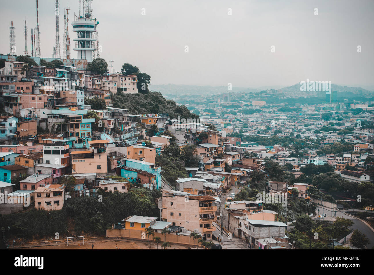 Ancien et moderne en vue de Las Peñas sur les maisons colorées de Guayaquil, site du patrimoine mondial de l'UNESCO dans la plus grande ville de l'Equateur Banque D'Images