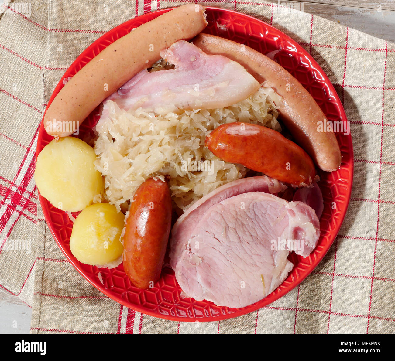 Une assiette de choucroute alsacienne garnie Photo Stock - Alamy