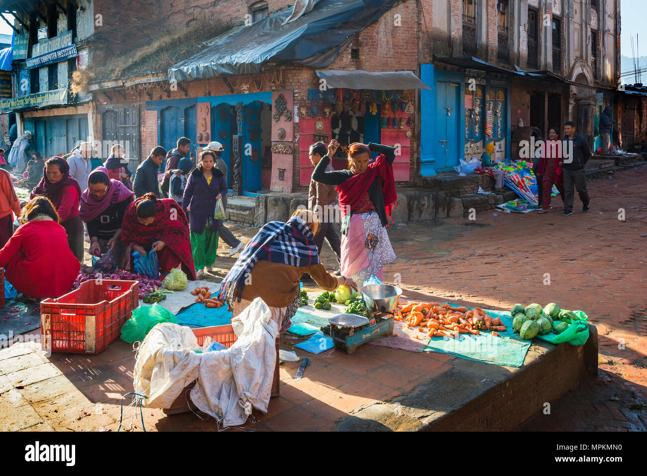 Marché de rue près de la place Taumadhi Tole, Bhaktapur, Népal Banque D'Images