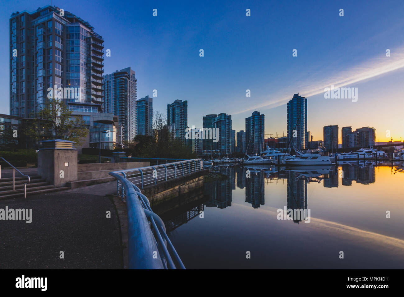 Paysage urbain de Marina Quai prises au lever du soleil avec des réflexions de bâtiments et de bateaux dans l'eau calme, Vancouver, Colombie-Britannique Banque D'Images